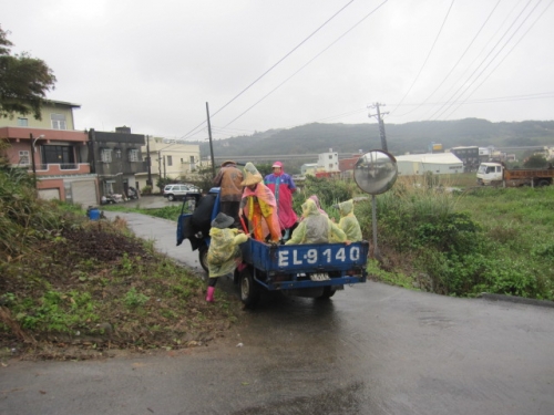 風雨中淨村彎腰掃社區活動